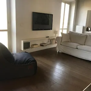 Apartment Over The Tiber Loft, Rome